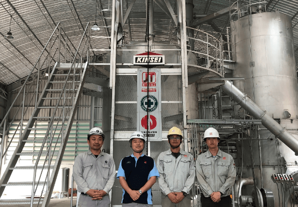次世代焼却炉の前で記念撮影